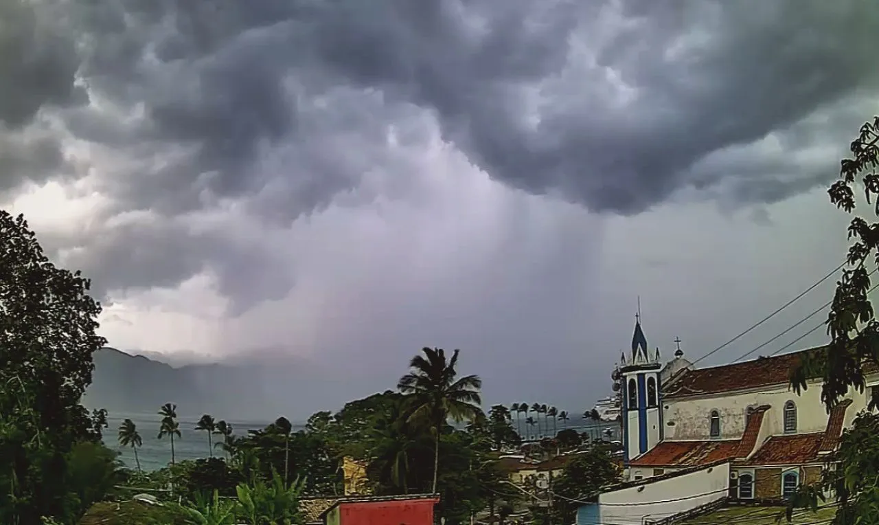 A imagem mostra o avanço de chuva intensa em Ilhabela